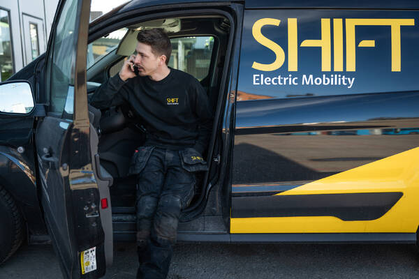 Work as an EV technician!​